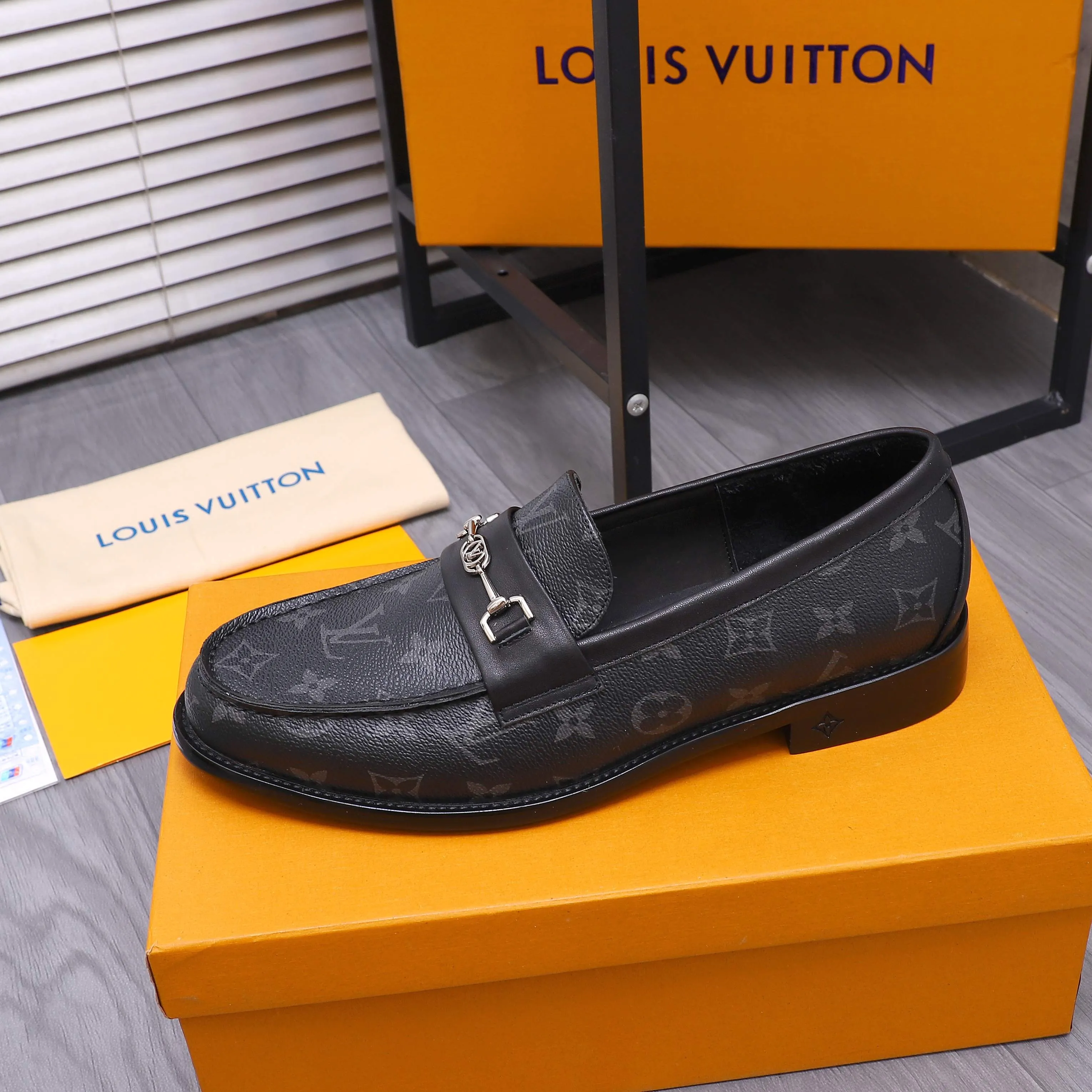Men's shoes 💰660 Product trademark: LV [Louis Vuitton] business casual slip-on leather shoes, regular size. Size: 39-44 (38.45 custom-made, non-returnable) Product materials: Selected classic printed upper, cowhide lining, original outsole